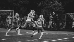 Freelance sportfotograaf legt sportmoment vast in actie